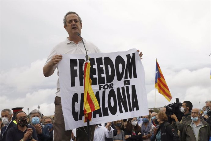 El exconseller de Interior de la Generalitat Joaquim Forn (PDeCAT), interviene con un cartel en el que se lee: `Freedom for Catalonia, tras salir de la prisión de LLedoners, un día después de ser indultado por el Gobierno de España, a 23 de junio de 2021