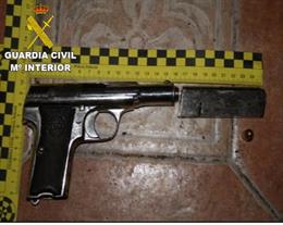 Pistola aprehendida por la Guardia Civil durante la desactivación de cinco puntos de venta de droga en la Mancha conquense