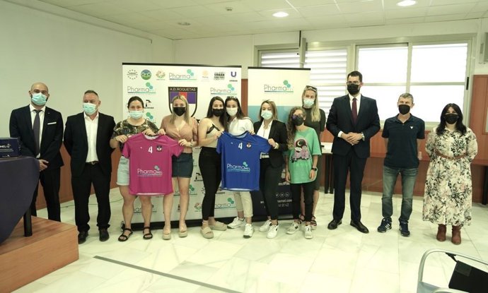 A.D. Roquetas 2018 y Pharmamel presentan su nueva equipación