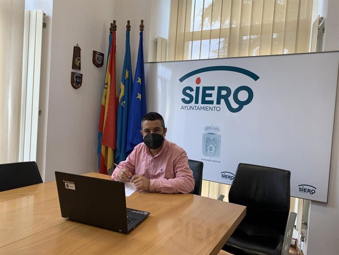El concejal de Infraestructuras Urbanas; Mantenimiento y Conservación de Inmuebles Municipales; y Medio Ambiente de Siero,  Javier Rodríguez.