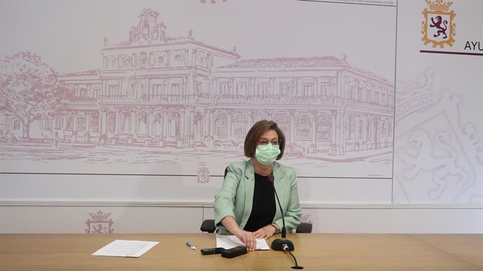 La concejal de Acción y Promoción Cultural, Evelia Fernández, en la presentación de la programación cultural para el verano.