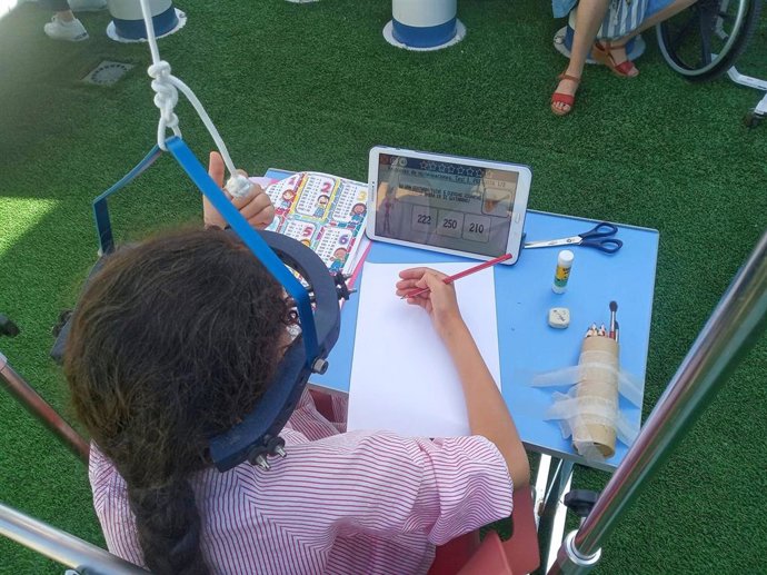 Pacientes del Infantil asisten a la Escuela del Hospital Virgen del Rocío mientras permanecen ingresados.