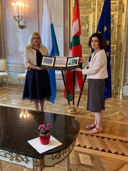 La secretaria general de Acción Exterior, Marian Elorza, y la ministra bávara de Asuntos Europeos e Internacionales, Melanie Huml, firman el nuevo convenio.