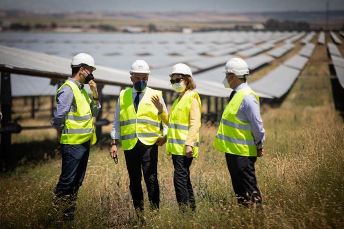 Elías Bendodo, este miércoles durante una visita a Alcalá de Guadaíra (Sevilla)