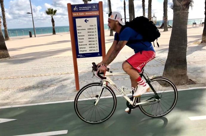 Archivo - Señales en la ruta EuroVelo 8 en Cádiz