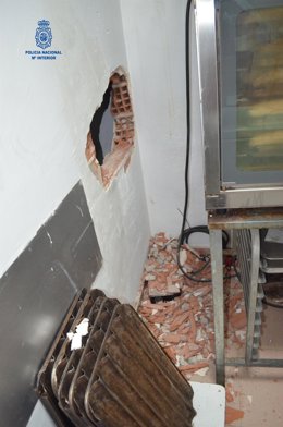 Butrón realizado por los ladrones para acceder al supermercado.