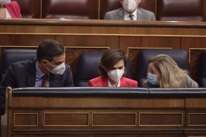 (I-D) El presidente del Gobierno, Pedro Sánchez; la vicepresidenta primera, Carmen Calvo; y la vicepresidenta segunda, Nadia Calviño, en el Congreso