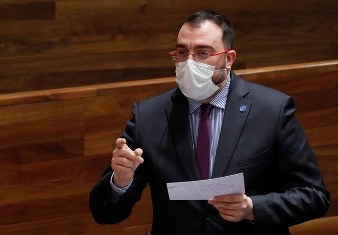 Archivo - El presidente del Principado, Adrián Barbón, en el pleno de la Junta General del Principado de Asturias.