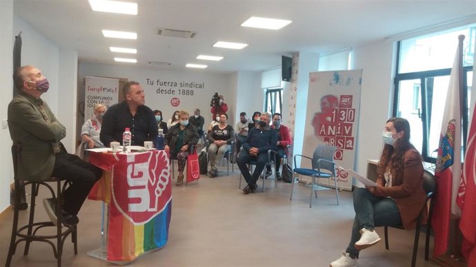 El secretario general de UGT a nivel nacional, Pepe Álvarez, y su homólogo de Cantabria, Mariano Carmona, participan en un encuentro con afiliados en Santander