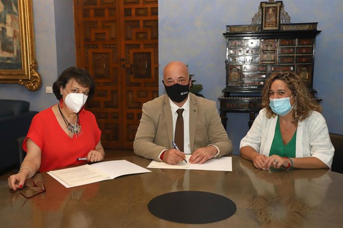 El presidente de la Diputación, Antonio Ruiz, y la subdelegada del Gobierno en Córdoba, Rafaela Valenzuela (izda.), en la firma entre la institución provincial y la Fundación Vicente Núñez.