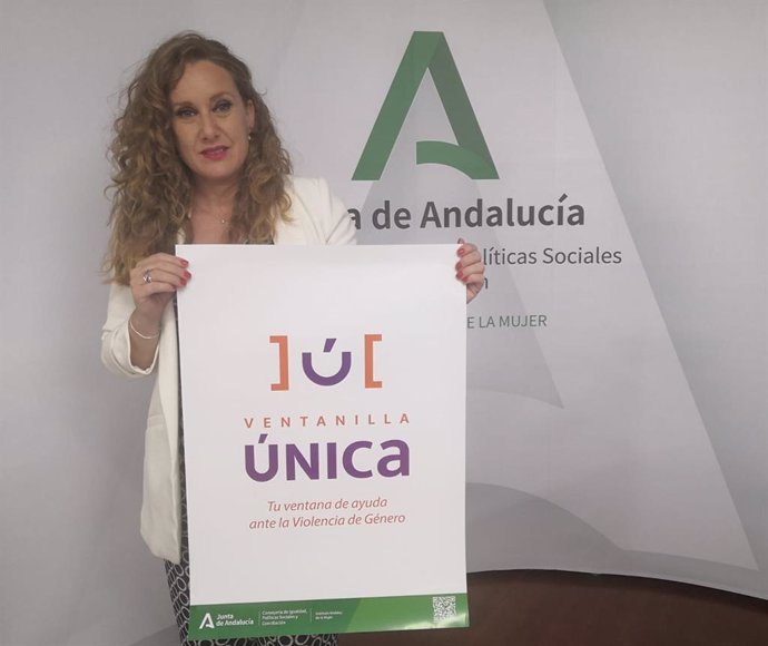 La asesora de programa del Instituto Andaluz de la Mujer (IAM) en Granada, Ruth Martos, presenta la ventanilla única para la atención a las víctimas de violencia de género en Andalucía.