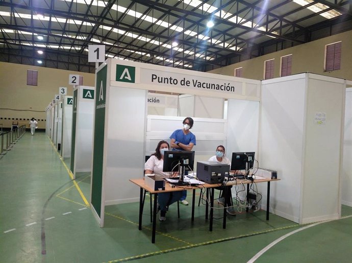 Punto de vacunación en el Polideportivo Antonio Vega 'Veguita' en Jerez