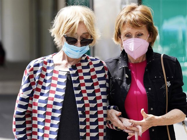 Mila Ximénez disfruta de una mañana de compras junto a su hermana Concha, su cuñado y un amigo