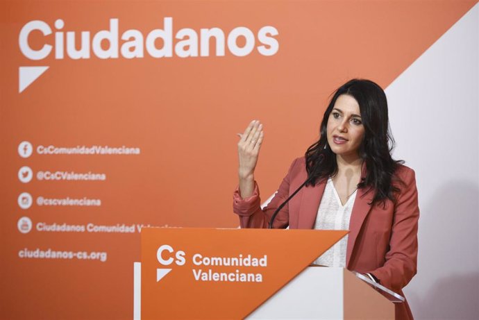 La presidenta de Ciudadanos, Inés Arrimadas, en una rueda de prensa en Valencia.