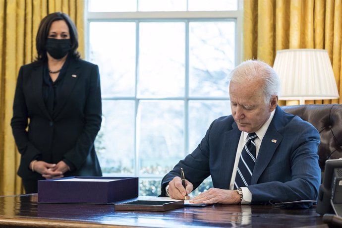 Archivo - 11 March 2021, US, Washington: US President Joe Biden (R) signs the American Rescue Plan into law as Vice President Kamala Harris looks on in the Oval Office at the White House. Photo: Adam Schultz/White House via Planet Pix via ZUMA Wire/dpa