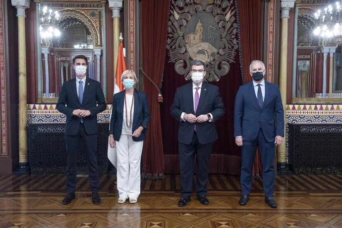 La presidenta de Cebek, Carolina Pérez Toledo, se reúne con el alcalde de Bilbao, Juan María Aburto.