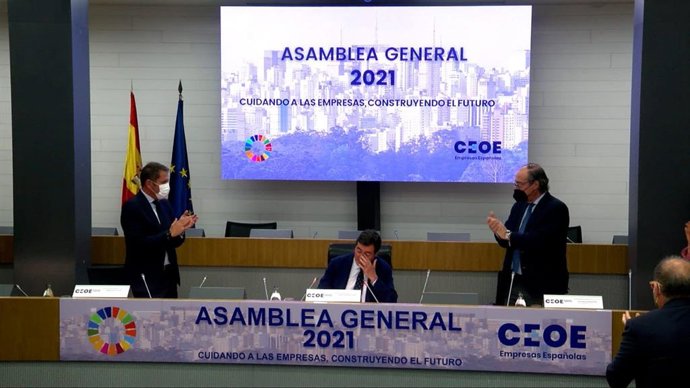 El presidente de CEOE, Antonio Garamendi, recibe emocionado los aplausos de otros empresarios en la Asamblea General de la CEOE.