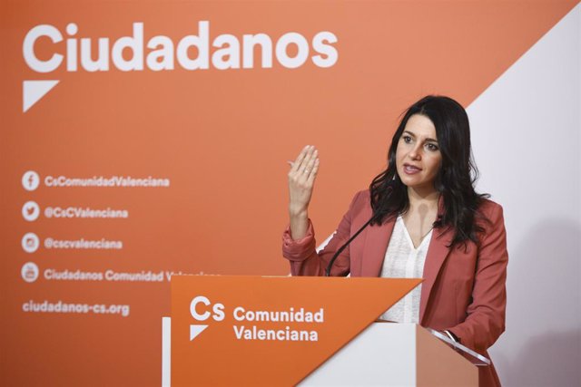 Arxiu - La presidenta de Cs, Inés Arrimadas, en una roda de premsa a València.