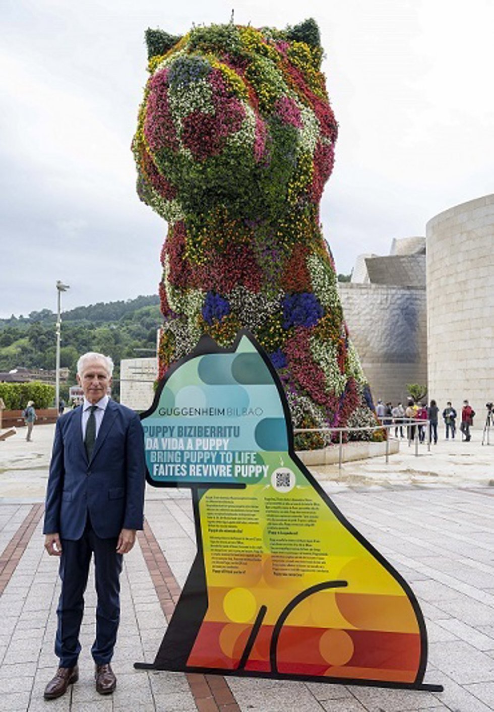 El director del Museo Guggenheim Bilbao, Juan Ignacio Vidarte, junto a Puppy.