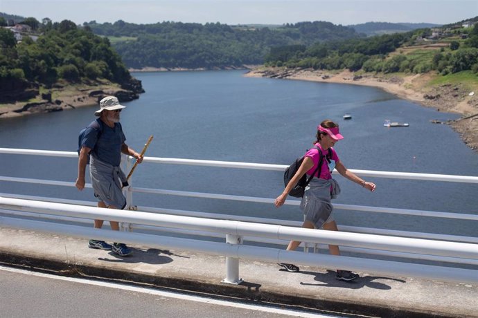 Dos personas realizan el Camino de Santiago, a 15 de junio de 2021, en Portomarín, Lugo.