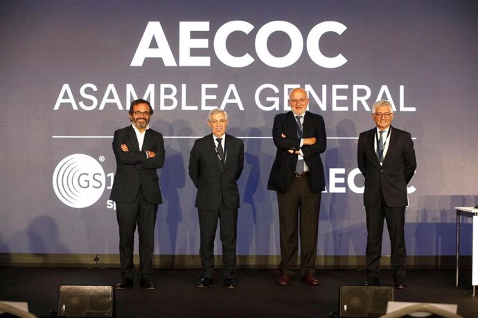 Ignacio González, presidente de AECOC; F. Javier Campo, vicepresidente de AECOC, Juan Roig, presidente de honor de AECOC; y José María Bonmatí, director general de AECOC