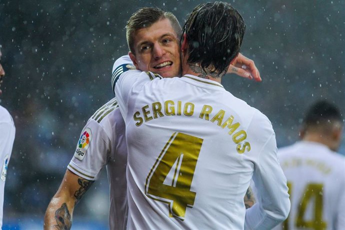 Archivo - Toni Kroos y Sergio Ramos se abrazan tras un gol del Real Madrid