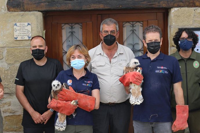 Julia Palacios, técnica del Departamento, y Pablo Muñoz, Director General de Medio Ambiente, con los nuevos ejemplares de águila de Bonelli junto a representantes de los cazadores, del ayuntamiento y de Basozainak-Guarderio de Medio Ambiente.