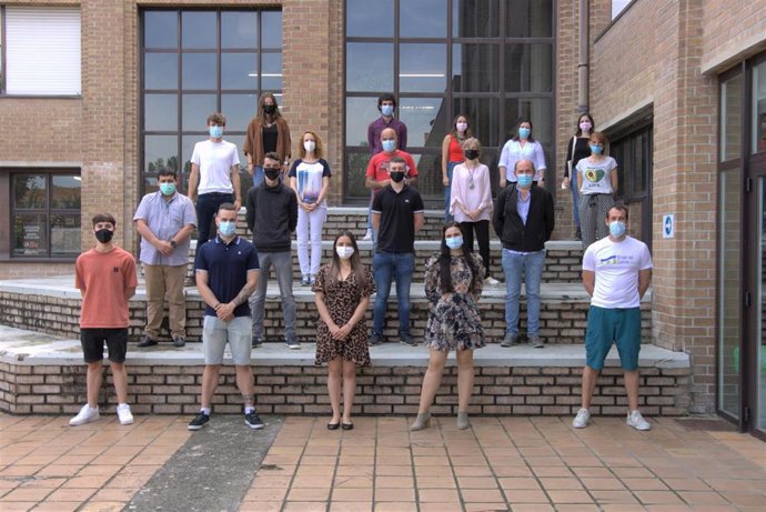 Profesorado y alumnado del proyecto, en el exterior del CIP Virgen del Camino