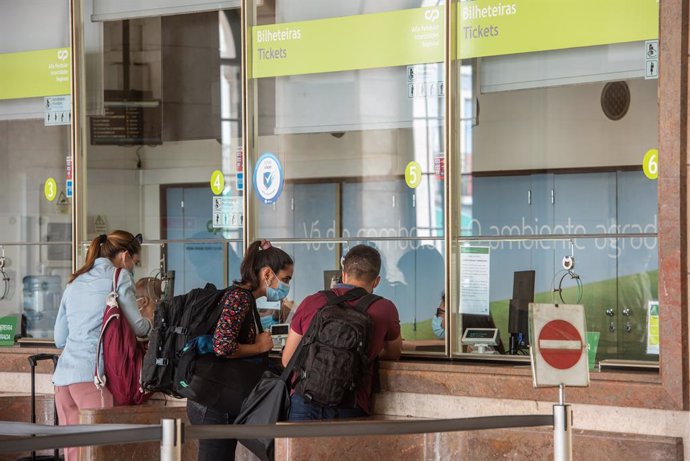 18 June 2021, Portugal, Lisbon: People buy train tickets at Lisbon's the Santa Apolonia station. Due to a worrying spread of the delta variant of the coronavirus, Lisbon has been sealed off for two-and-a-half days. Photo: Paulo Mumia/dpa