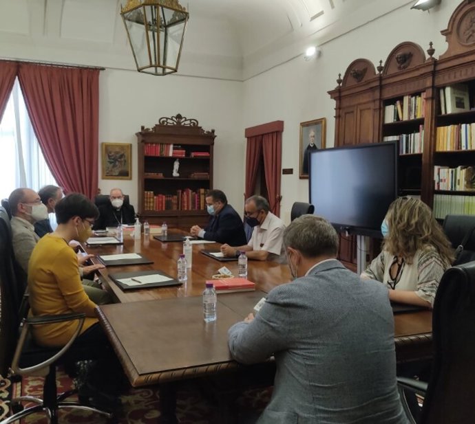El arzobispo de Toledo, Francisco Cerro Chaves, recibiendo a los miembros de la delegación diocesana para el cuidado de la creación