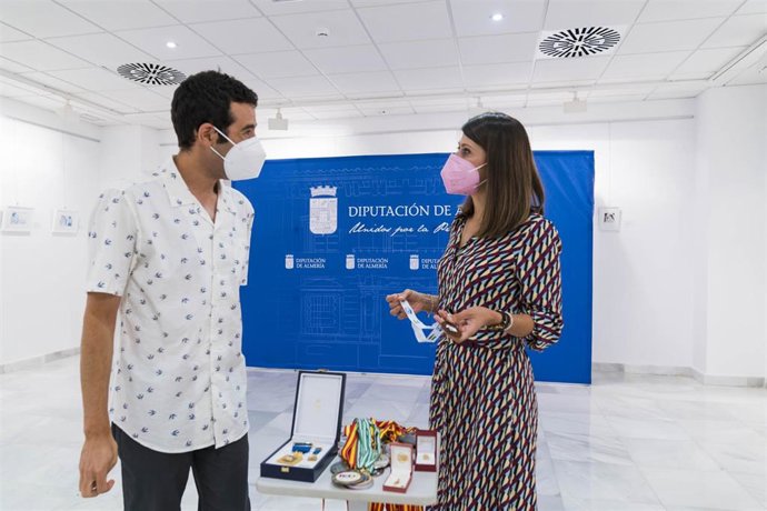 La diputada provincial de Bienestar Social, Ángeles Martínez, recibe al nadador Carlos Tejada.