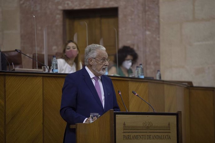 Archivo - Jesús Maeztu, ante el Pleno del Parlamento andaluz, en una fotografía de archivo.