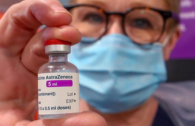 Archivo - Una enfermera sostiene un vial de la vacuna de AstraZeneca contra la COVID-19 en Oldham, Reino Unido. 
