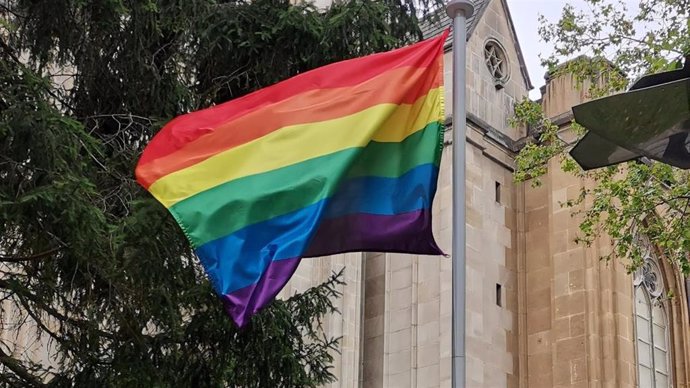 El parlamento alavés ha izado la bandera del colectivo LGTBI en el exterior de su sede