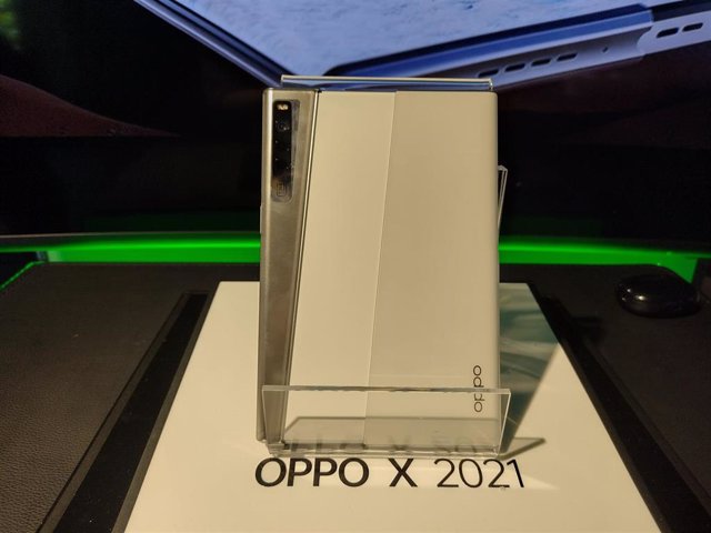 Prototipo del teléfono móvil con la pantalla enrollable Oppo X 2021, mostrado por la compañía en un evento de prensa celebrado el 23 de junio en Madrid.