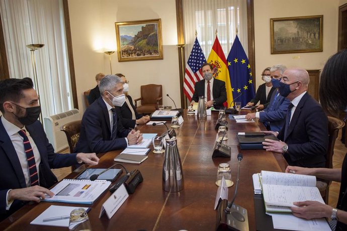 El ministro del Interior, Fernando Grande-Marlaska, y el secretario de Seguridad de EEUU, Alejandro Mayorkas, en la reunión bilateral celebrada en Madrid