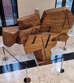 El Parlamento Vasco acoge la escultura 'Homenaje al árbol de Gernika' de Nestor Basterretxea