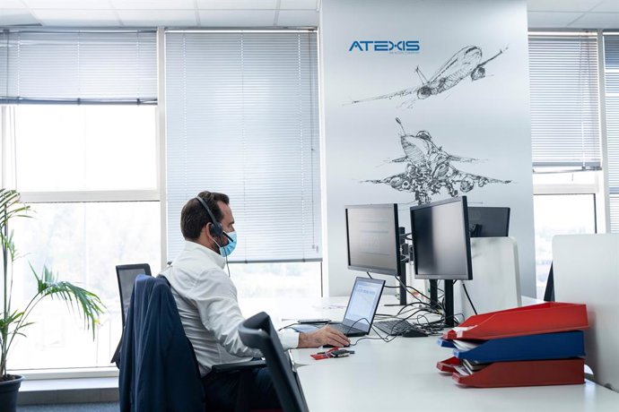 Un trabajador de Atexis en una de las sedes de la consultora.