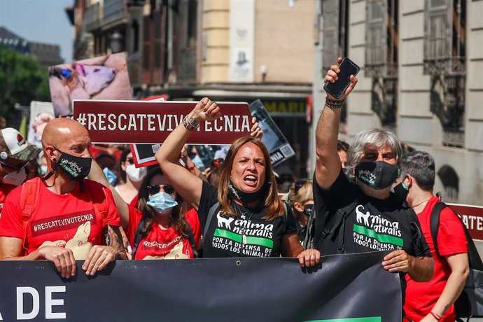 Varias personas participan en una manifestación para exigir el rescate de los animales de Laboratorios Vivotecnia el pasado 29 de mayo