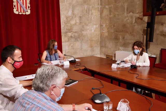 La presidenta del Govern, Francina Armengol, durante una reunión de la Mesa de Diálogo Social.