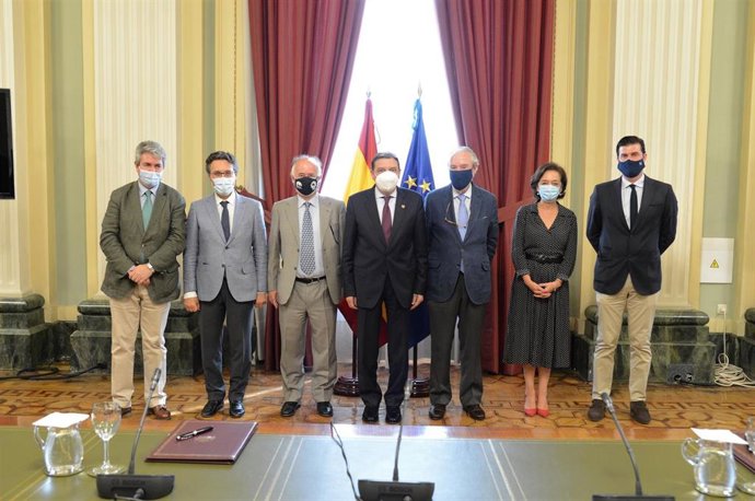 El ministro de Agricultura, Pesca y Alimentación, Luis Planas, ha firmado este miércoles un convenio de colaboración con la Federación Española de Asociaciones de Ganado Selecto (Feagas)