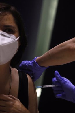 Una mujer recibe la primera dosis de la vacuna de Pfizer contra el Covid-19
