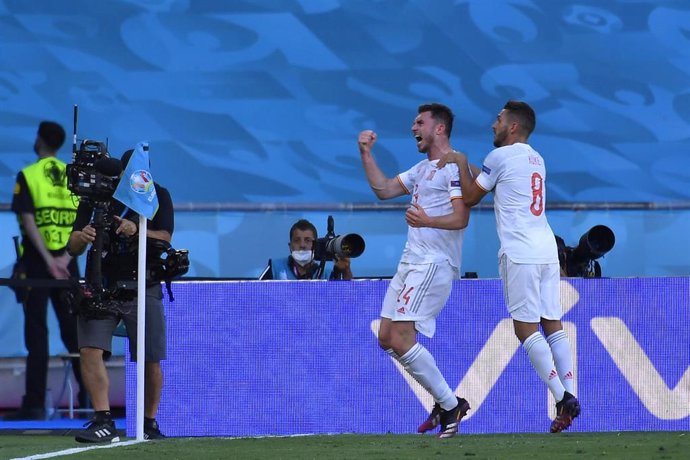 Aymeric Laporte celebra el 0-2 de España ante Eslovaquia 