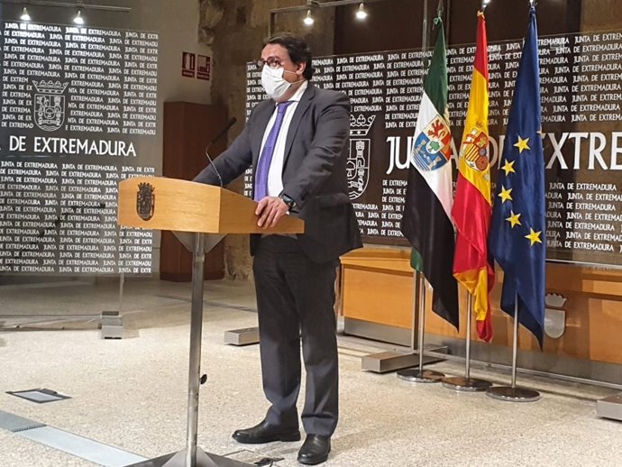 El vicepresidente segundo y consejero de Sanidad y Servicios Sociales de la Junta, José María Vergeles, en rueda de prensa