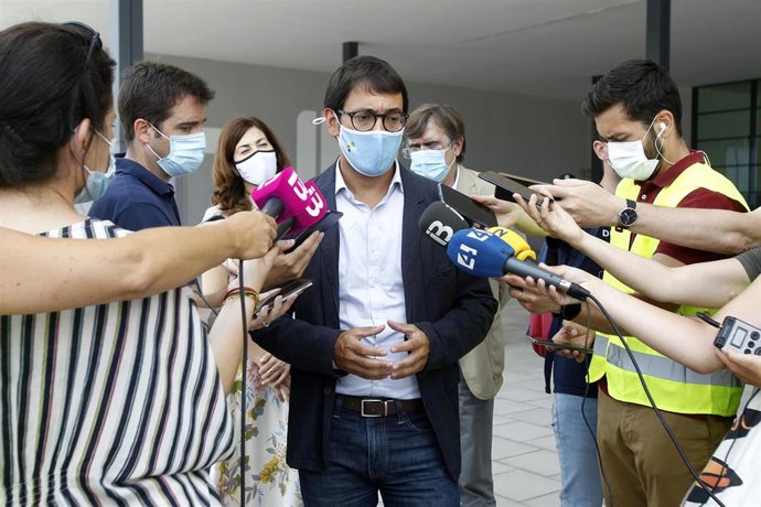 El conseller de Modelo Económico, Turismo y Trabajo, Iago Negueruela, ofrece declaraciones a los medios de comunicación. 