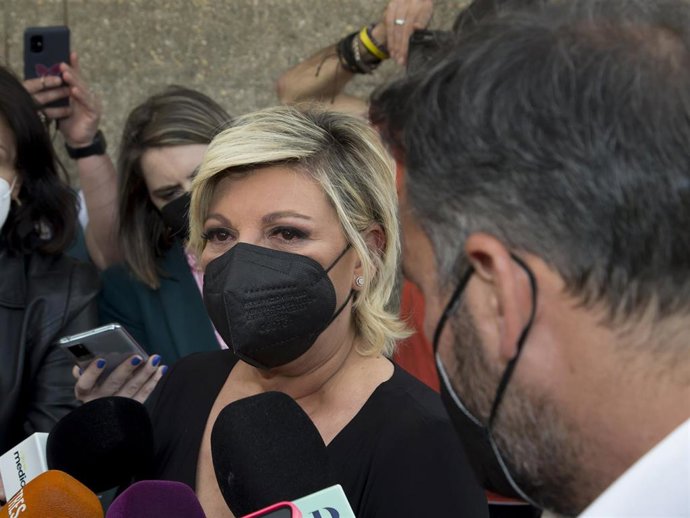 TERELU CAMPOS ATIENDE A LOS MEDIOS ROTA DE DOLOR EN EL TANATORIO POR MILA XIMÉNEZ