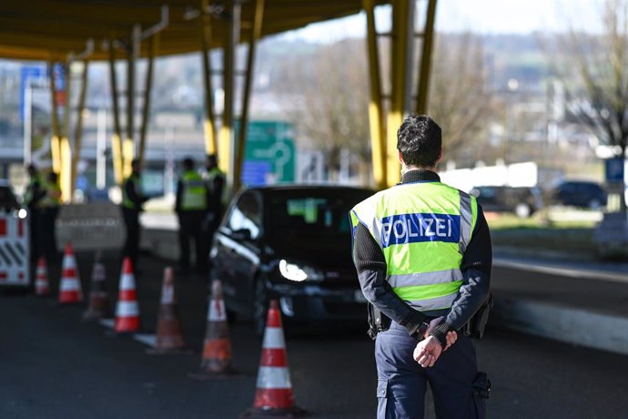 Archivo - Un policía alemán vigilando la frontera con Suiza