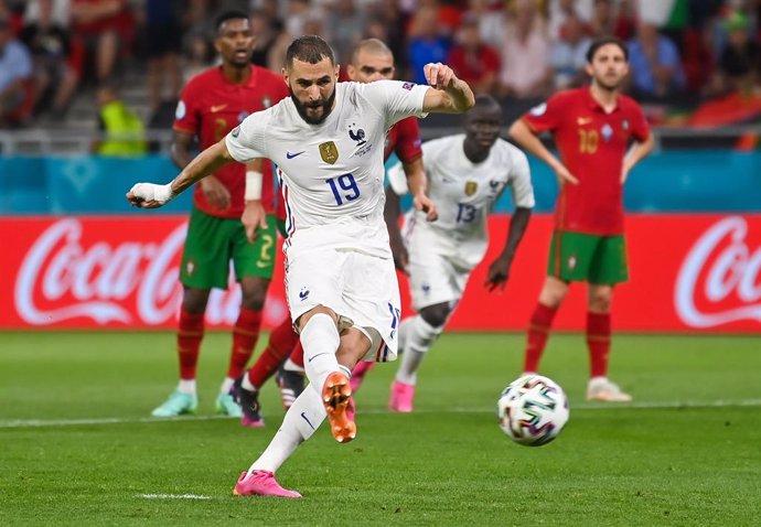 23 June 2021, Hungary, Budapest: France's Karim Benzema scores his side's first goal during the UEFA EURO 2020 Group F soccer match between Portugal and France at the Puskas Arena. Photo: Robert Michael/dpa-Zentralbild/dpa