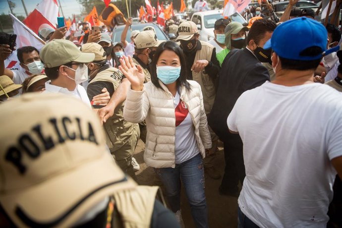 31 May 2021, Peru, Arequipa: Keiko Fujimori (C), the conservative presidential candidate takes part in an election rally in the south of the country where the Peruvians will choose the new president on 06 June in a runoff between socialist Castillo and 