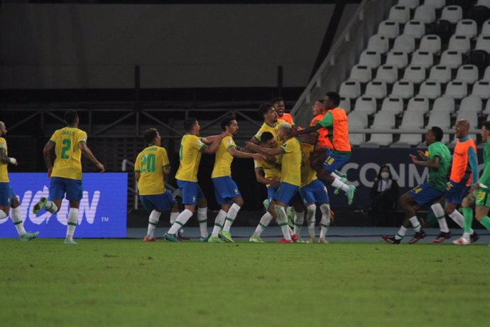Los jugadores de Brasil celebran el gol de la victoria de Casemiro ante Colombia en la Copa América 2021